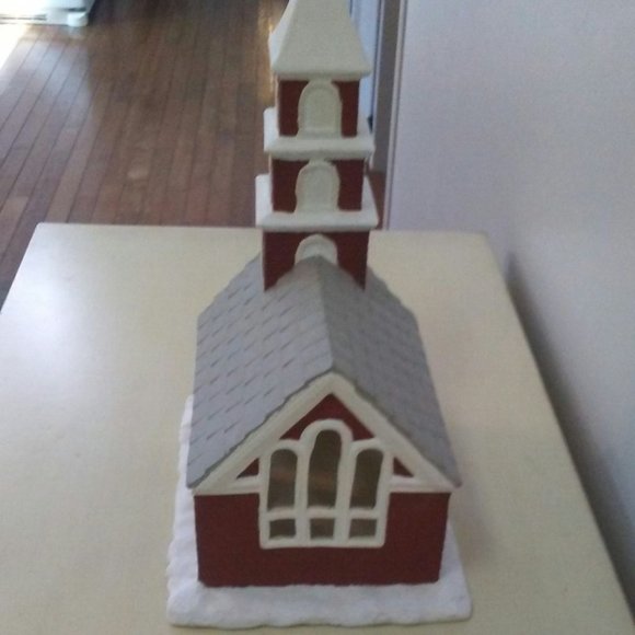 Ceramic church with cut-out windows on front, back and sides. - Picture 3 of 4